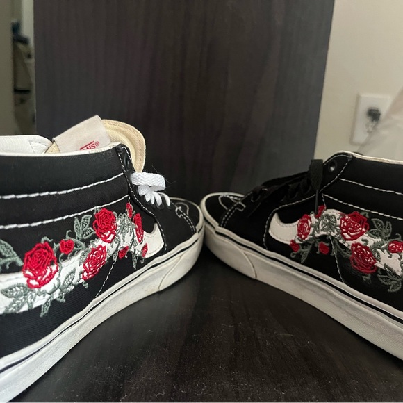 Rose Vine floral Vans 🥀 - Picture 3 of 10